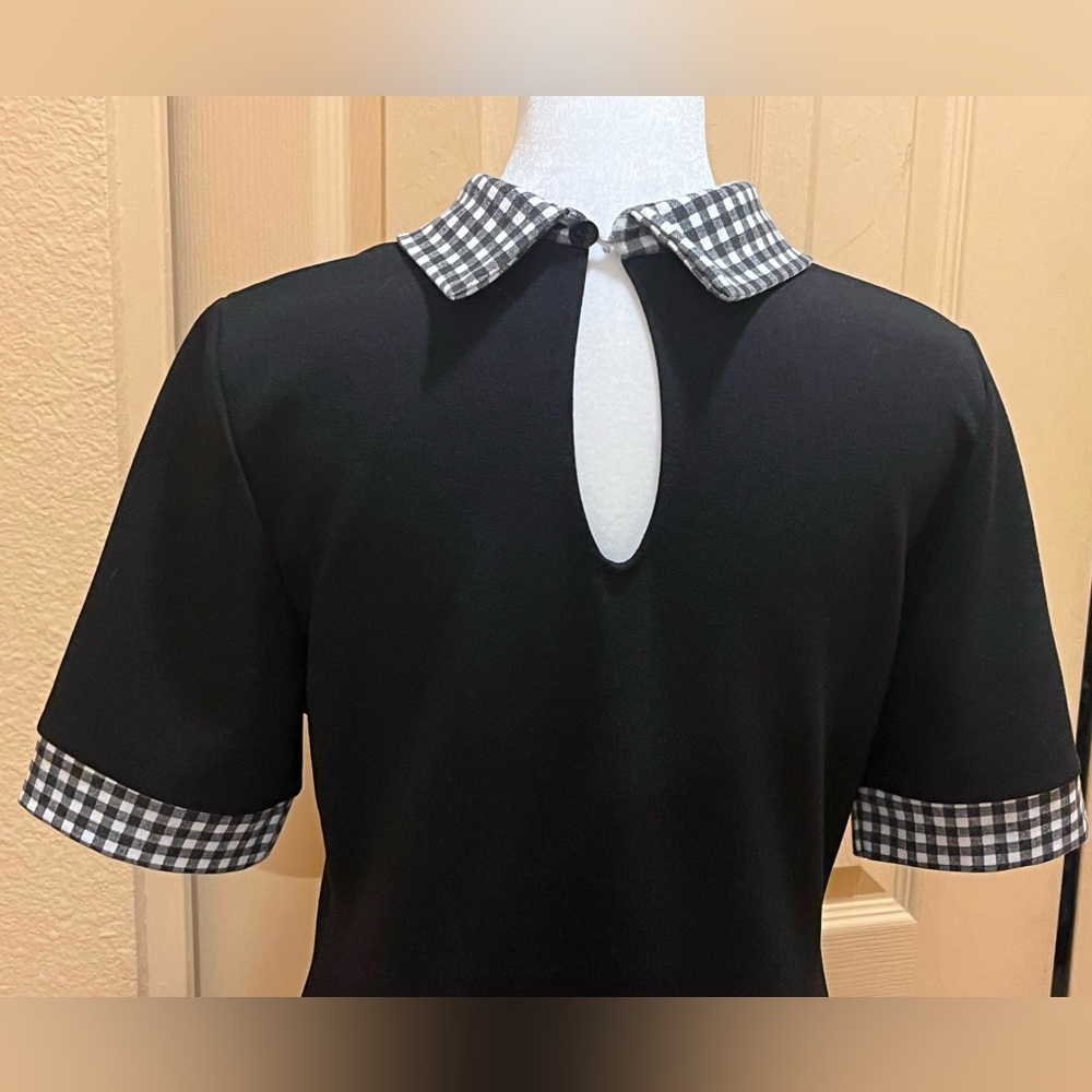 Little black dress w/ white check collar & short sleeves. Pencil silhouette. 10 - Picture 6 of 11